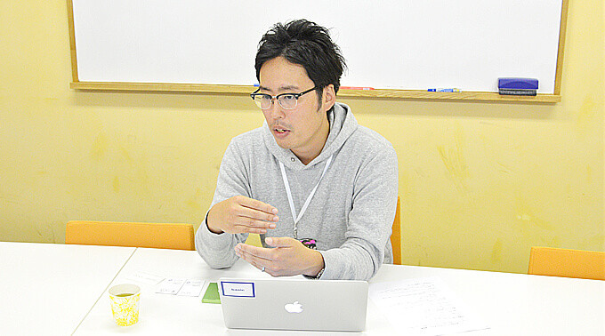 オフショア開発をはじめたきっかけについて語る斎藤氏の写真
