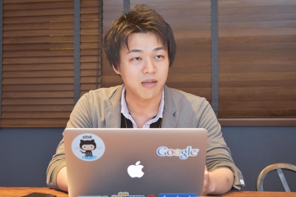 プログラミングをはじめたきっかけについて話す石橋氏の写真