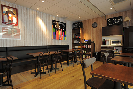 BGMの流れるカフェのような休憩スペースで社員同士交流を深められる。