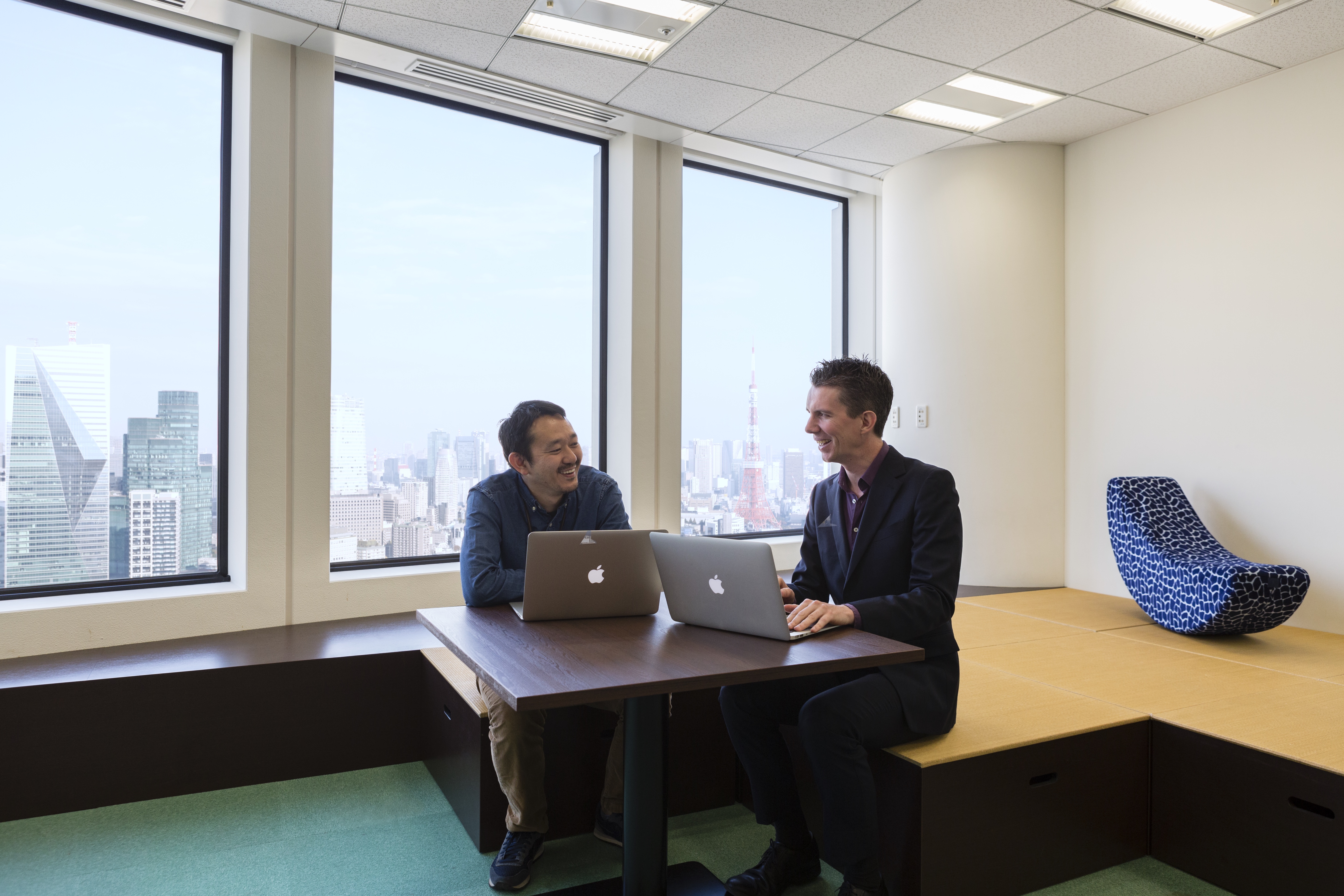 東京タワーが見える開放的なオフィスで、社員同士で気軽に交流ができる。