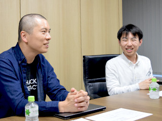 和やかな雰囲気の中、笑顔の大谷氏と鈴木氏の写真