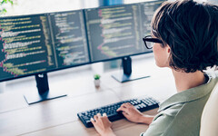 女性プログラマーが増加している理由や働くメリットを解説