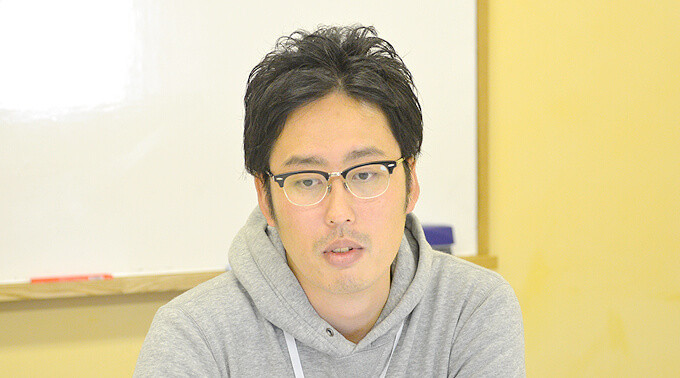 Go言語への移行について語る斎藤氏の写真