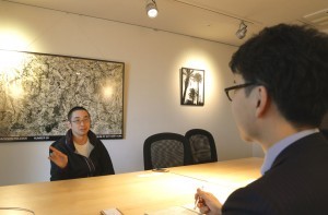 温かい雰囲気のミーティングルームで石橋氏とレバテック営業の山田が対談している写真
