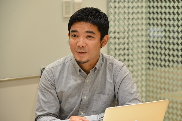 株式会社DMM.comラボ　マーケティング担当　佐伯真一氏が現地でのエンジニア採用について話している写真