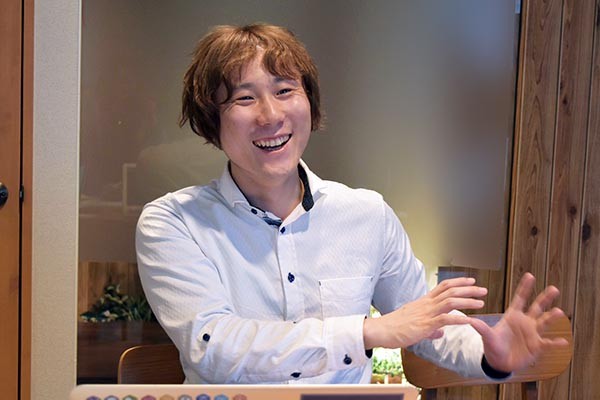 今後のキャリアビジョンについて笑顔で語る田中氏の写真