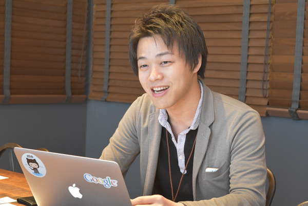 前職での経験について笑顔で語る石橋氏の写真