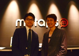 株式会社メタップス社名前でカメラに笑顔を向ける松倉氏とレバテック営業、山田の写真