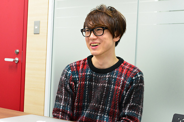 自身の業務について笑顔で話す川村氏の写真