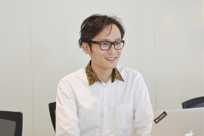 エニグモ式について笑顔で語る小澤氏の写真