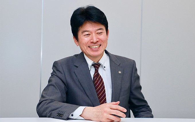 池上氏が満面の笑みで、株式会社フォーカスシステムズで活躍するエンジニアについて語っている写真