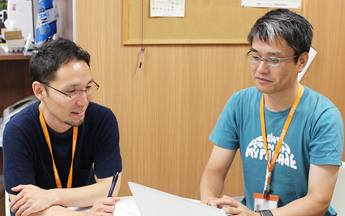 矢成氏と福井氏がラクスの採用面接の評価基準について語り合っている写真