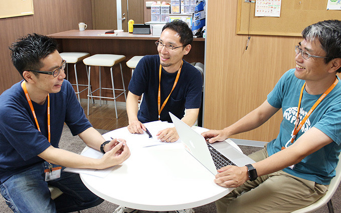 蟹澤氏・矢成氏・福井氏の3人が、採用面接時のことを振り返りながら話をしている写真
