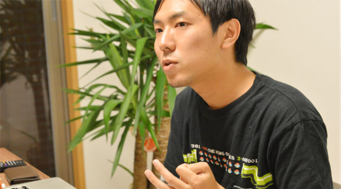 プログラミングをはじめたきっかけについて語る宮川氏の写真
