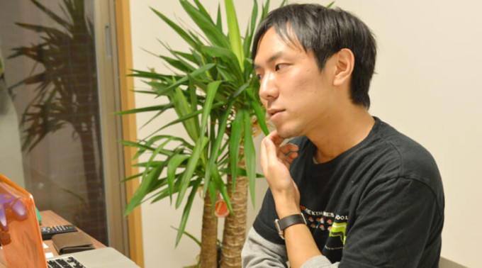 SELECT BUTTONの課題について冷静に分析する宮川氏の写真