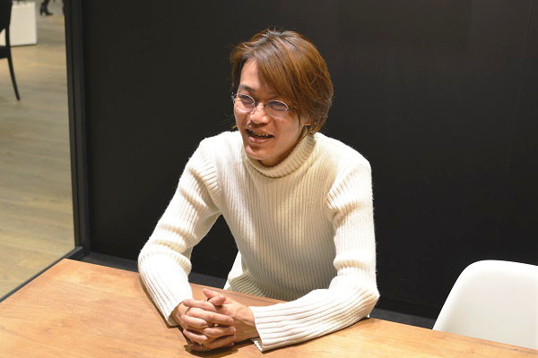 株式会社DMM.comラボ　エンジニア　田中裕一氏が前職と現職の違いについて話している写真