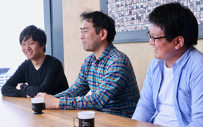 梶原氏、石丸氏、山口氏が笑顔を交えながら、株式会社アドウェイズの採用選考について語り合っている写真